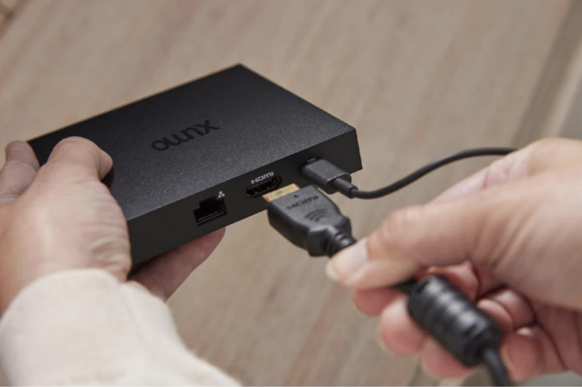 Connecting an HDMI cable to the Xumo Stream Box